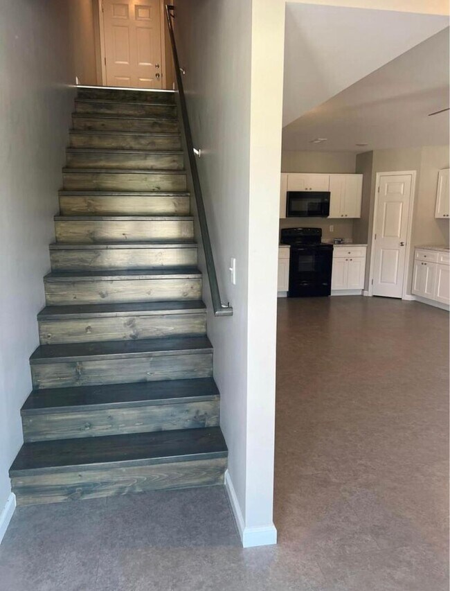 Building Photo - 2 bed, 1.5 bath Townhouse