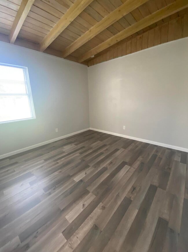 Building Photo - 109 E Hart St