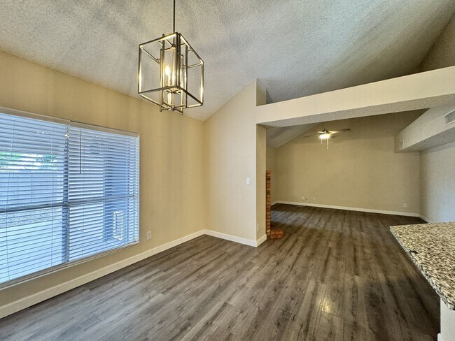 Building Photo - Great 3 bedroom 2 bath culdesac lot with f...