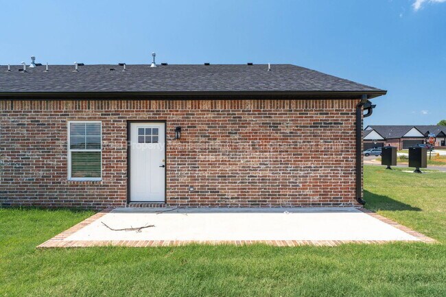 Building Photo - 8803 Cantera Dr