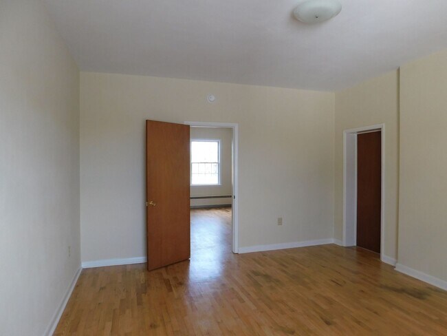 Building Photo - 113 W Boscawen St