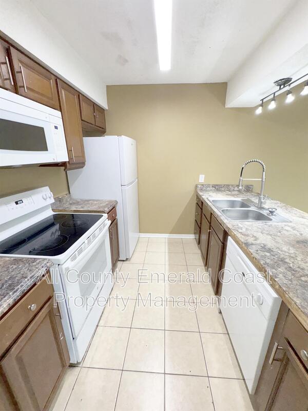 Building Photo - 875 Fairview Dr