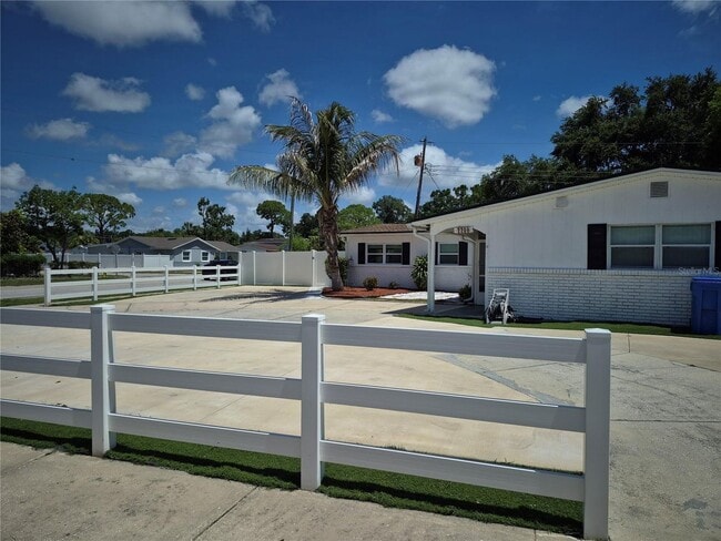 Building Photo - 7709 W Hanna Ave