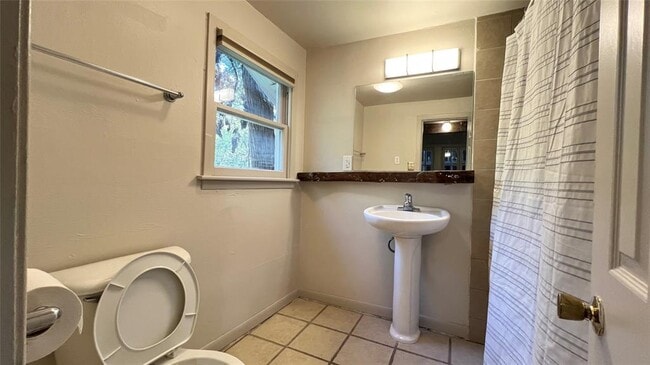 Building Photo - 2104 W 7th St