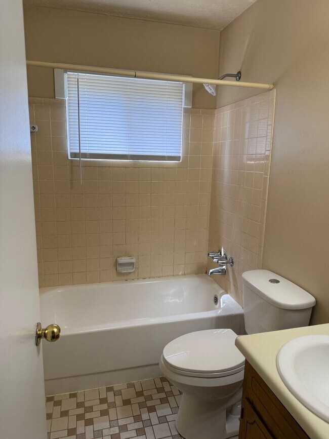 Building Photo - SELF TOURING AVAILABLE - Nice House with F...