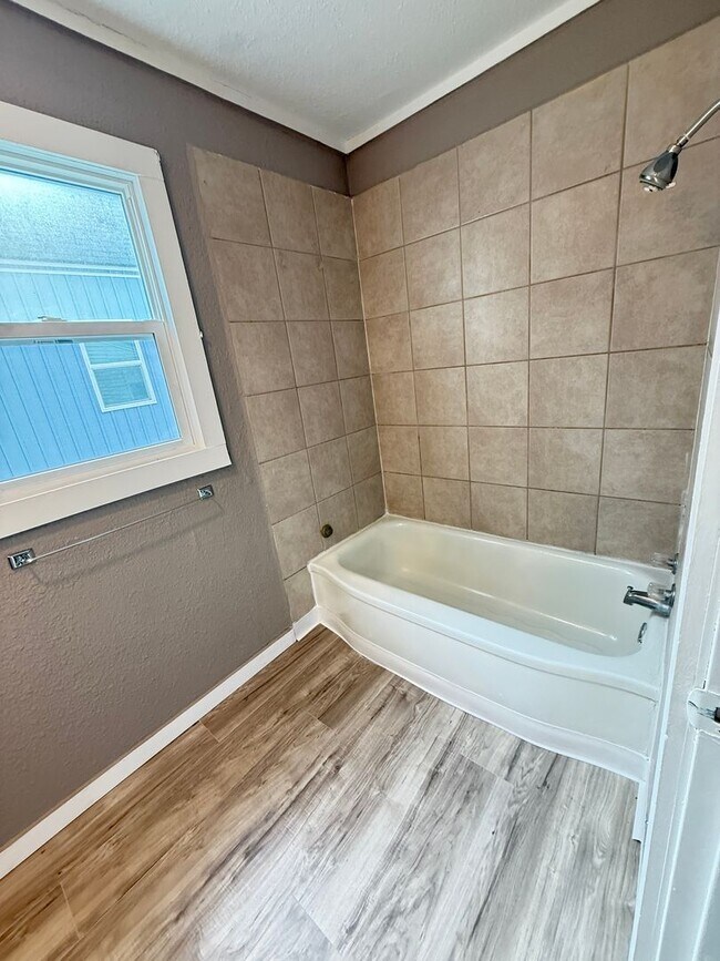 Building Photo - 3 bedroom/1 bath house