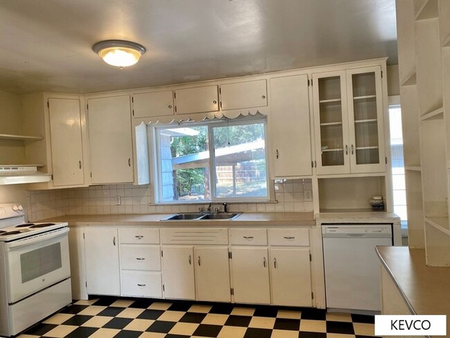 Building Photo - Sizable House on Remington!