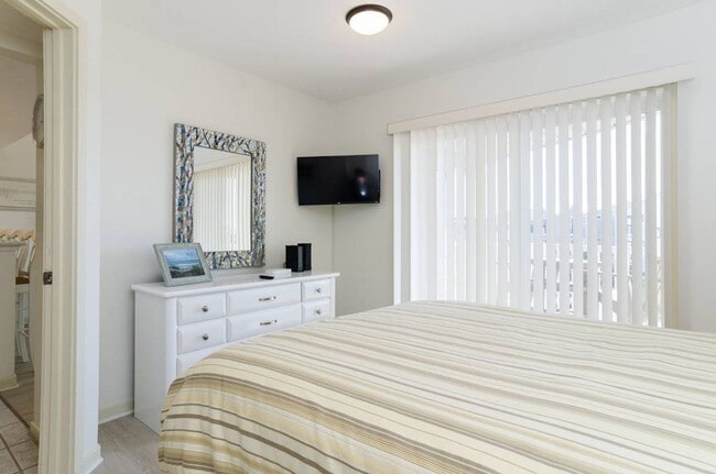 Building Photo - 1102 N Lumina Ave