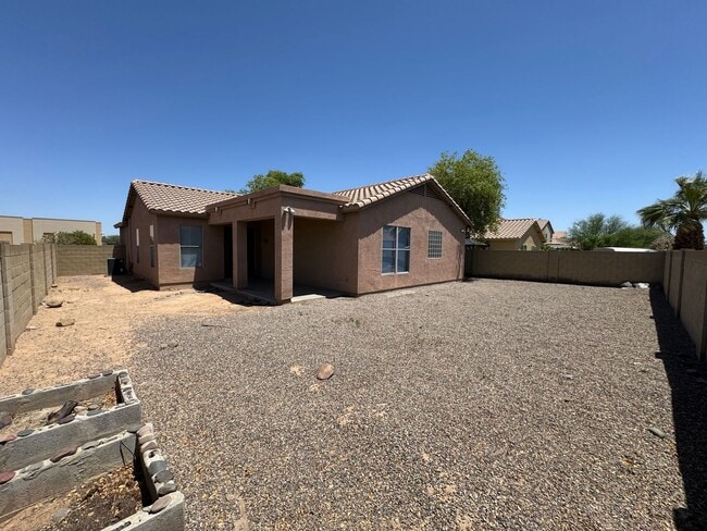 Building Photo - NEW PAINT, NEW CARPET Spacious 3 bedroom p...