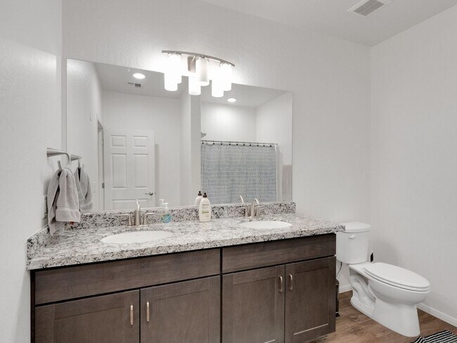 Building Photo - Charming 3BR Condo in Flagstaff