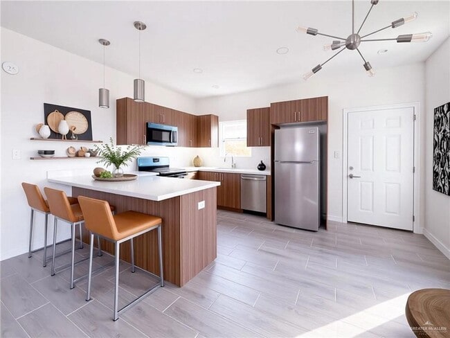 Building Photo - 604 N Onyx Ave