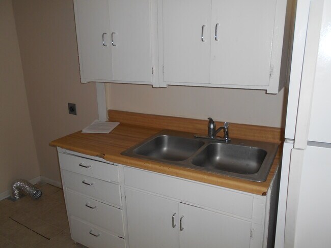 Building Photo - 804 S Crestway St