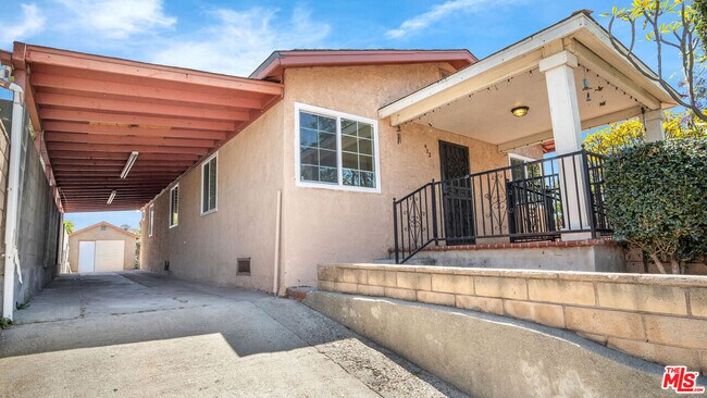 Building Photo - 472 N Ezra St