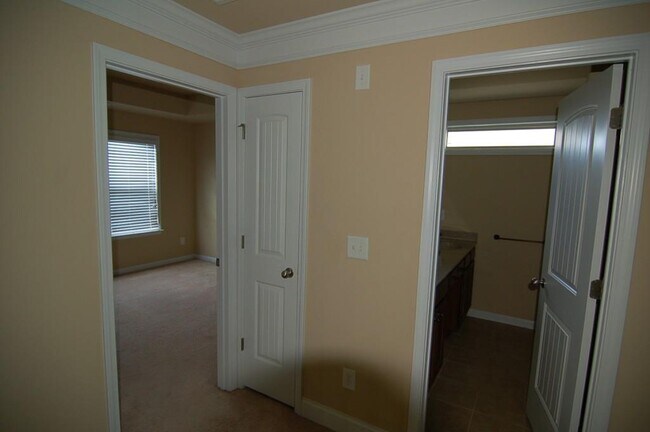 Building Photo - 2145 Manor View