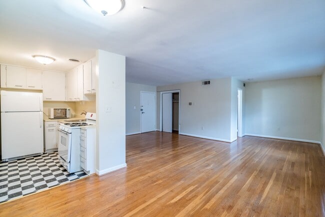 Building Photo - Rare Large Efficiency (552 Sq Ft) Close To...