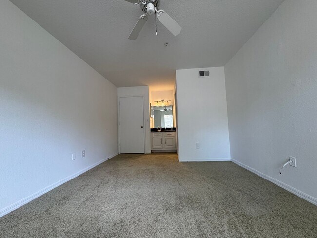 Building Photo - Metrowest 2BR/2BA Condo – Ground Floor Con...