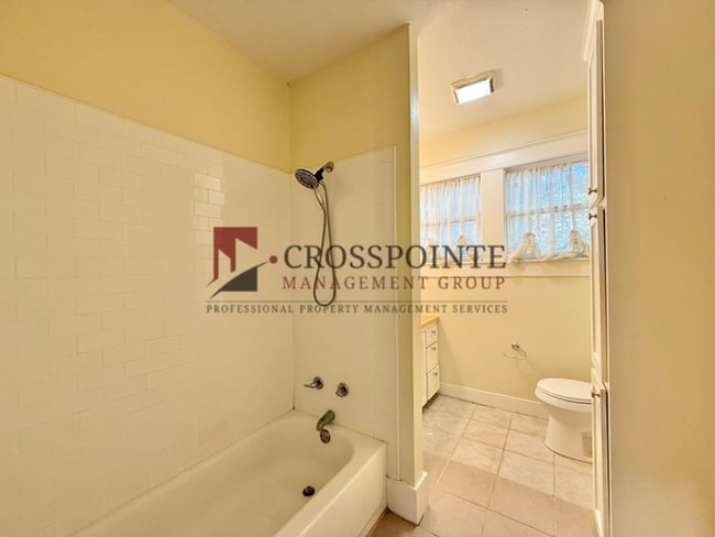 Building Photo - Tour Today! Charming 2 bedroom, 1 Bathroom!