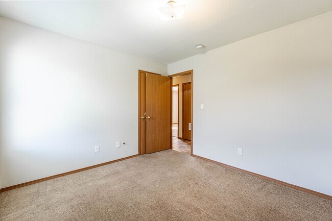 Building Photo - 401 E Southern Trace Dr