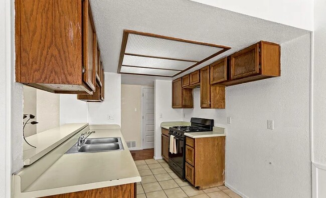 Building Photo - 3208 Tomahawk St