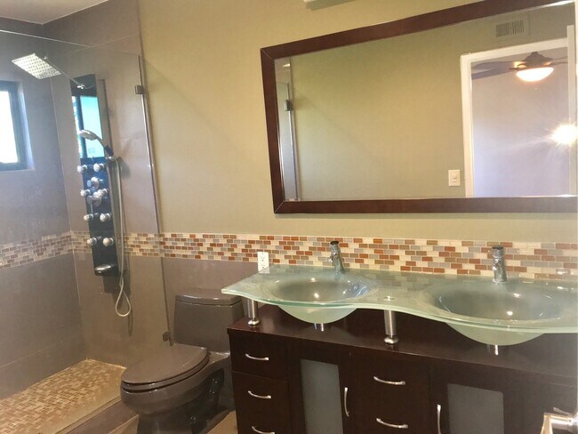 Building Photo - Beautiful and spacious multilevel townhouse in model home condition