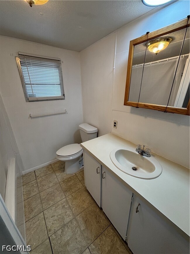 Building Photo - 121 Coachlight Ln