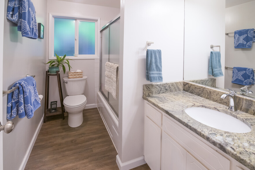 upstairs shared bathroom - 913 NE Lakewood Dr