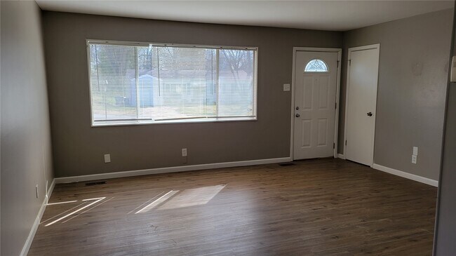 Building Photo - 227 Meadowcrest Dr