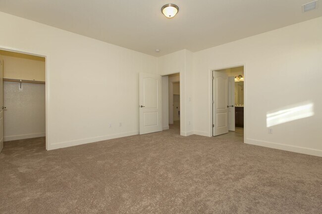 Building Photo - 4 bedroom, 2.5 bathroom home in Golden Val...