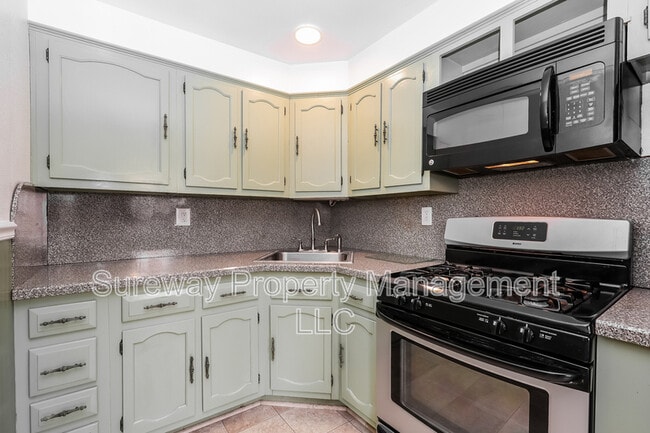 Building Photo - 259 W Wyncliffe Ave