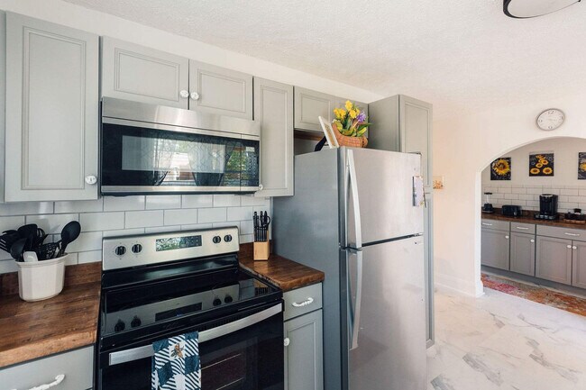 Building Photo - 145 Midway St