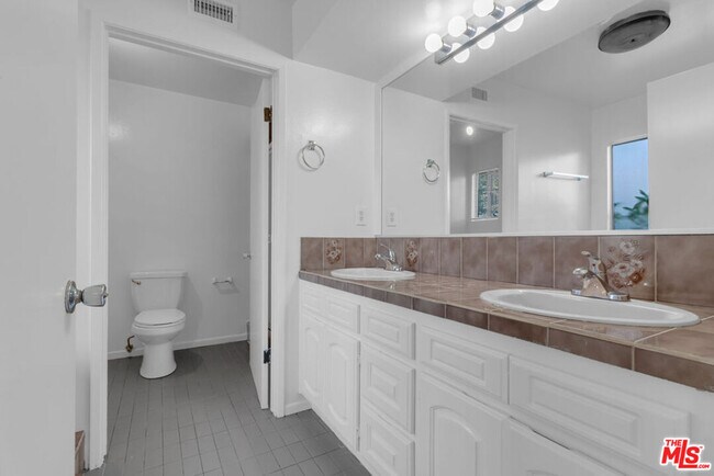 Building Photo - 152 S Kilkea Dr