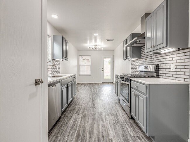 Building Photo - Beautiful remodeled home in Edmond + 4 bedrooms + 2 bathrooms + Valencia Neighborhood