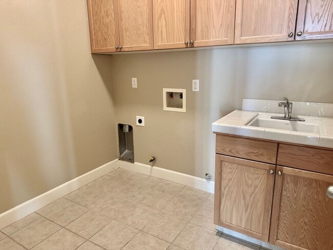 Building Photo - $2,295 Locan & Gettysburg, 4 Bedroom Home - Rialto Ave, Clovis