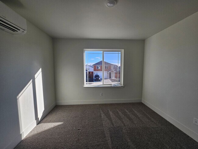 Building Photo - Peaceful Living Just Minutes from Town