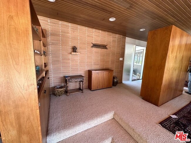 Building Photo - 590 N Tigertail Rd