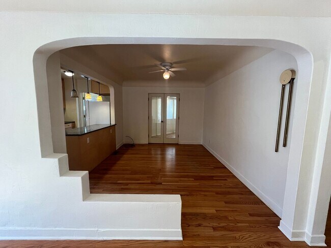 Building Photo - 3 Bedroom 2 Bathroom Charmer In Nob Hill!