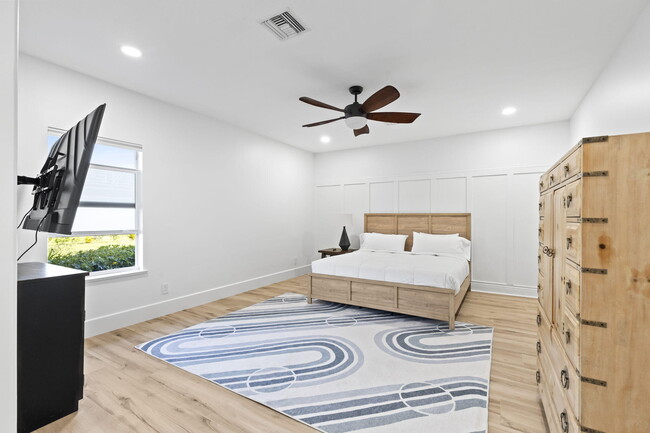 Building Photo - 8135 White Fences Ln