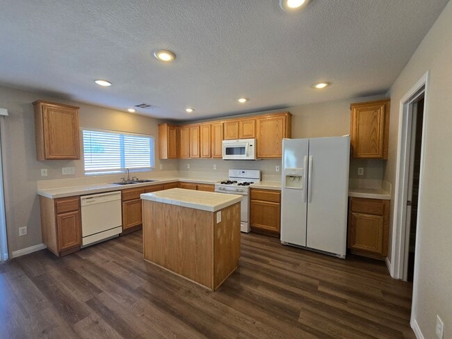 Building Photo - ****Two Weeks FREE RENT **** A Spacious 4 Bedroom House in Iron Mountain Ranch