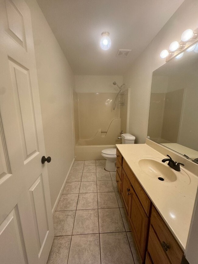 Building Photo - 3 Bedroom / 2 Bath with plenty of space. T...