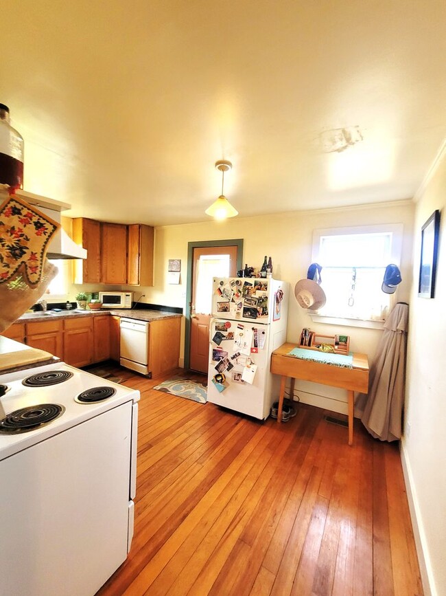 Building Photo - Charming Three Bedroom Home with Large Fen...