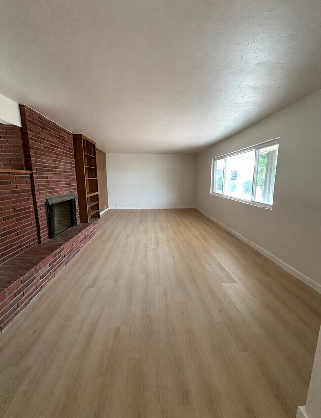 Building Photo - 1300 Oak Ave