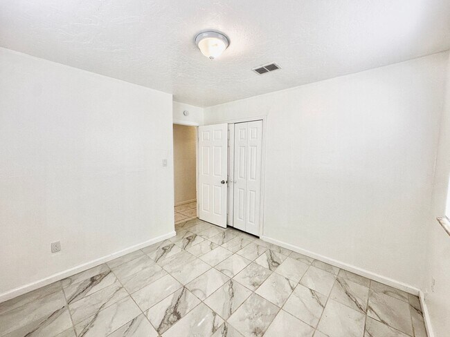 Building Photo - 110 SE Tattershall Way