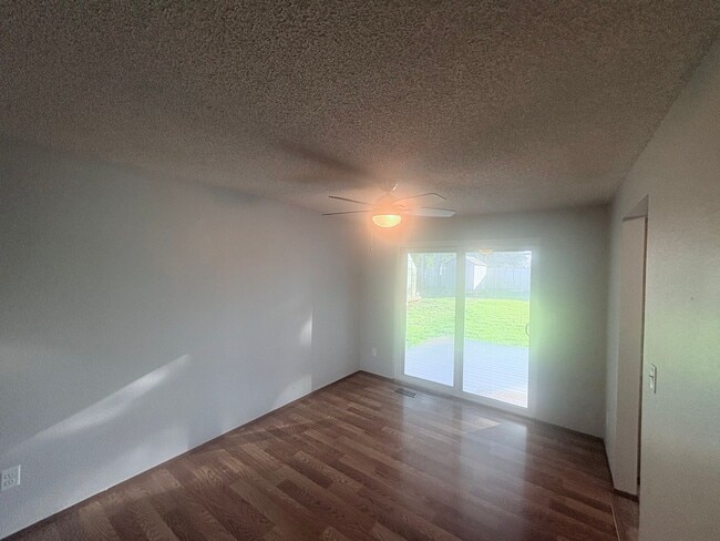 Building Photo - Charming Puyallup Home – Spacious & Updated