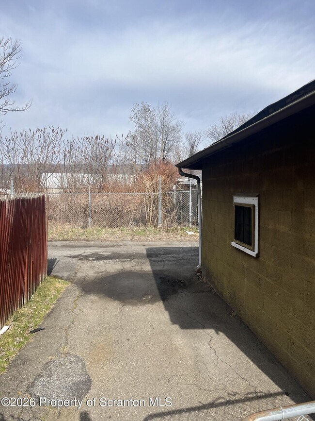 Building Photo - 1139 Sanderson Ave