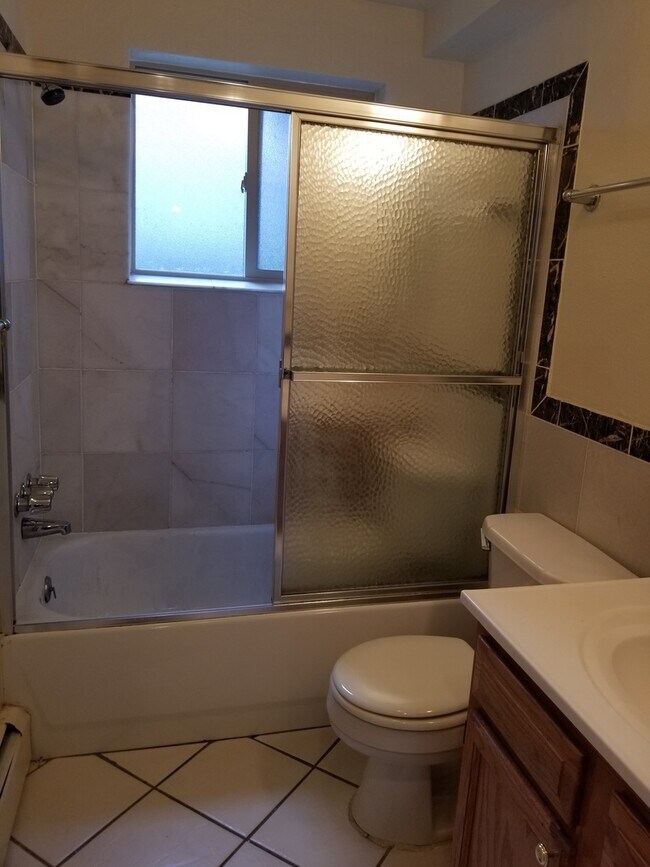 Building Photo - RENT SPECIAL & LEASE OPTIONS! Cat-friendly...