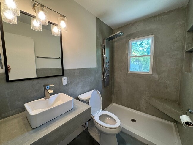 Building Photo - 4 Bedroom house with Second kitchen in basement