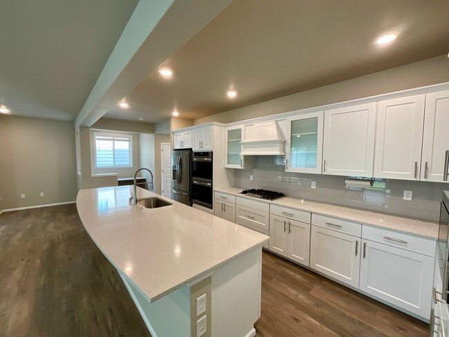 Building Photo - Beautiful and Modern 4-Bedroom Home with S...