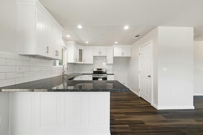 Building Photo - Paradise- 2 bed 2 bath +Bonus room, No Pets, Garage, fenced yard, RV parking