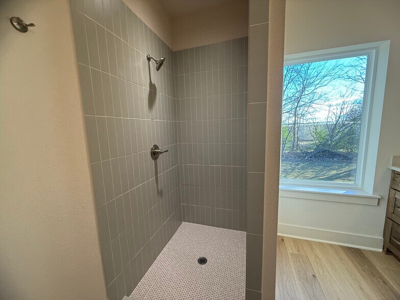 Building Photo - 207 Railroad Ave