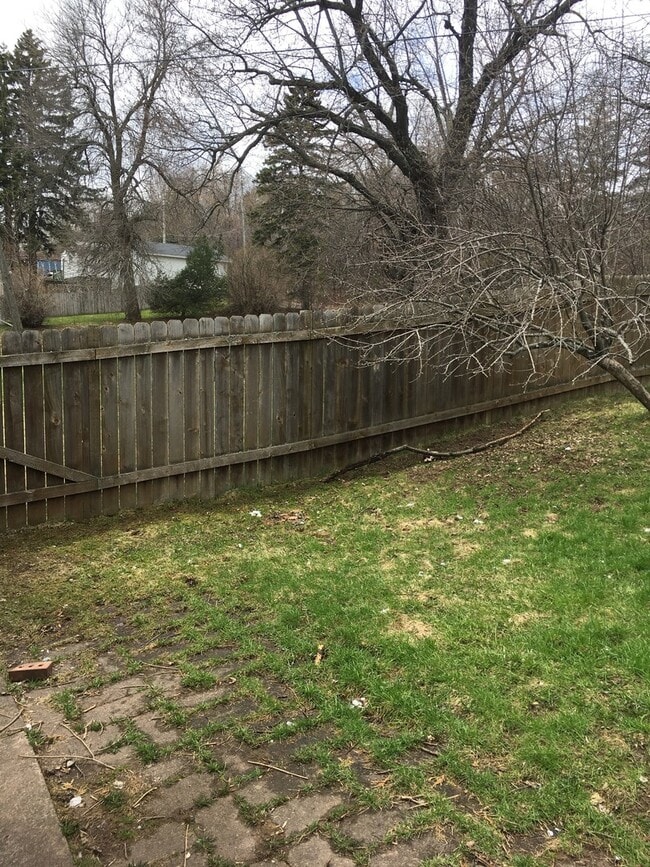 Building Photo - Available August!  Cozy 2 Bedroom, 2 Bathr...